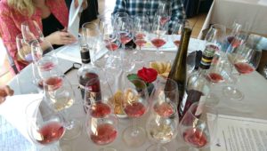 mesa con vinos