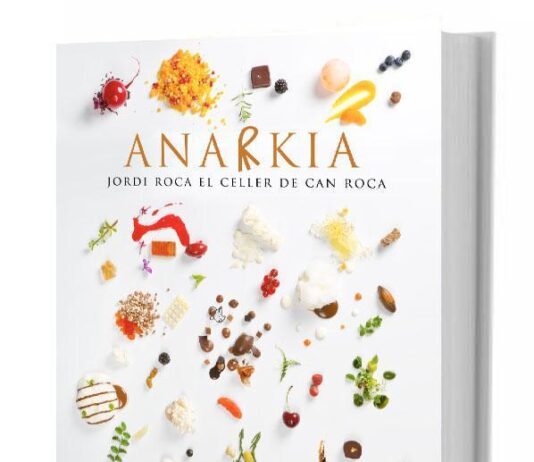 El maestro del dulce, proclamado mejor pastelero del mundo en 2014, presenta “Anarkia”, el libro completo de recetas dulces de El Celler de Can Roca. En sus páginas, desvela paso a paso sus 120 creaciones, las cuales se ilustran con 2.050 fotografías detalladas.