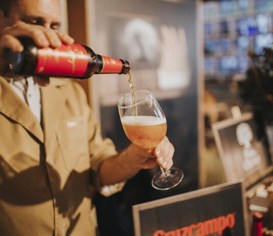 El Maestro Cervecero Miguel Jiménez sirviendo una Cruzcampo Edición Navidad.