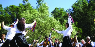 Si la provincia de Málaga tiene letra y música, éstas son la de los Verdiales. Símbolo cultural de la Costa del Sol, el 28 de diciembre, Día de los Santos Inocentes, se celebra la Fiesta Mayor de Verdiales en la barriada del Puerto de la Torre de la capital. De origen tan misterioso como ancestral, los Verdiales gozan en la actualidad de un esperanzador renacer a través de los distintos estilos en que se divide la modalidad, y que reciben el nombre en función del lugar en donde se desarrolla originariamente. Así, los estilos Almogía, Montes y Comares son los nombres de las variedades en que se despliegan los Verdiales a través de las distintas pandas. Invitamos a sumergirse en el conocimiento de estas tres modalidades, con sus detalles diferenciadores y ámbitos geográficos.