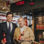 Pedro Hernández, Manager de Activación de HEINEKEN en Andalucía Occidental, junto con el Maestro cervecero Miguel Jiménez en la presentación de Cruzcampo Edición Navidad en Málaga.