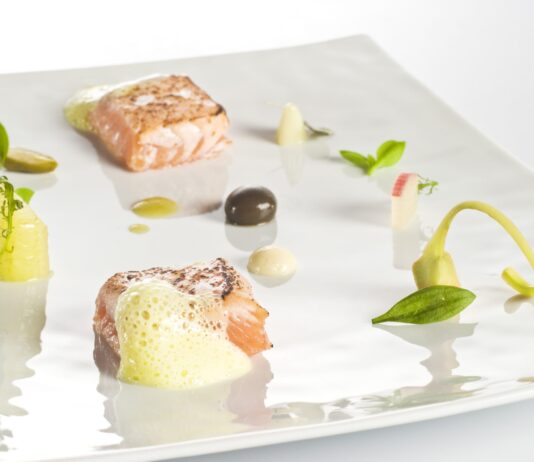 Mª José Huertas, una de las sumilleres españolas con mayor renombre en nuestro país, Nariz de Oro y responsable de la bodega del prestigioso restaurante La Terraza del Casino, galardonado con dos estrellas Michelin y que dirige el famoso chef Paco Roncero ofrece algunas pistas de los que podrían ser el “maridaje perfecto” para estas Navidades.