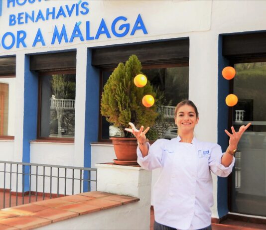 Marta Gigliotti tiene 21 años, de madre española y padre italiano. Hasta ahora ha estado viviendo en el norte de Italia, pero se ha trasladado hasta la Costa del Sol porque le gusta mucho la gastronomía española. Entre el haber de sus premios consta el concurso de Marbella Crea, Málaga Crea, “Jóvenes Talentos, Cuatro Culturas” (Córdoba) y alguno que otro más. Además, recientemente quedó como novena finalista en “Maestros de la Tapa Cruzcampo”, certamen que se celebró en Madrid, hace un mes.