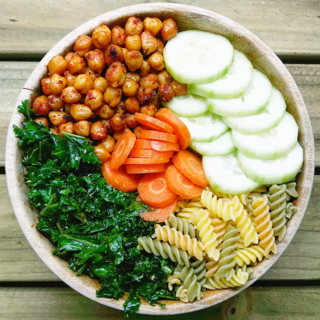 1. RENOMBRANDO EL CLÁSICO PLATO COMBINADO: LOS BUDDHA BOWLS ¿Tienes un bol? ¡Ya puedes empezar a preparar una de estas deliciosas y saludables combinaciones! Su nombre viene a recordarnos la forma redondeada de la barriga de Buddah para llevarnos al Nirvana con sus ingredientes. Se trata de combinar hidratos, verduras y proteínas vegetales para obtener un plato equilibrado y nutricionalmente completo. Sírvete de ingredientes como la quinoa, el arroz, mijo, verduras de hoja vede, hortalizas, hummus, aguacate, legumbres cocidas o germinadas… para subirte a la ola de esta tendencia.