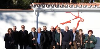 Los descubridores de la Cueva de Nerja han acudido esta mañana a su ineludible cita para conmemorar el 58 aniversario de su hallazgo, que se cumple hoy. De este modo, Francisco Navas, José Torres y los hermanos Miguel y Manuel Muñoz han regresado a la gruta acompañados por sus esposas, así como por la viuda y el hijo del descubridor fallecido José Luis Barbero.