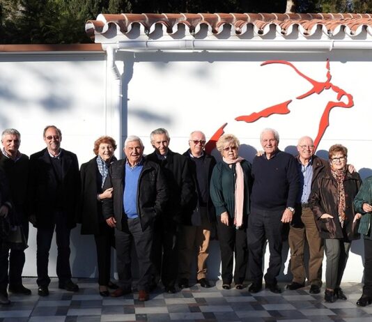 Los descubridores de la Cueva de Nerja han acudido esta mañana a su ineludible cita para conmemorar el 58 aniversario de su hallazgo, que se cumple hoy. De este modo, Francisco Navas, José Torres y los hermanos Miguel y Manuel Muñoz han regresado a la gruta acompañados por sus esposas, así como por la viuda y el hijo del descubridor fallecido José Luis Barbero.