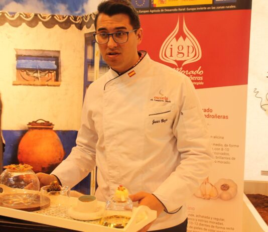 La ciudad de Córdoba ha sido la elegida para celebrar el próximo Congreso de Cofradías Enogastronómicas de las Regiones de Europa, que tendrá lugar en el mes de noviembre, según se ha anunciado hoy en FITUR, un evento que pretende dar a conocer los productos agroalimentarios de calidad de la región.
