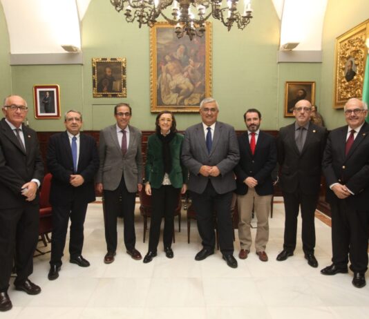 La consejera de Cultura, Rosa Aguilar, ha participado hoy en el Paraninfo de la Universidad de Sevilla en el acto de presentación a la comunidad universitaria del Si-tio de los Dólmenes de Antequera tras su declaración como Patrimonio Mundial de la Unesco el pasado mes de de julio.