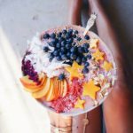8. ESTE AÑO SÍ, ¡CÓMETE EL TARRO! Se acabaron las excusas de “como mal porque no puedo comer en casa”. Cuece cereales, pasta o patatas y legumbres para un par de días y combínalos con abundantes hojas verdes y otras verduras crudas, espaghettis de calabazín o zanahoria, tofu o tempeh y alguna rica salsa a base de tahini, crema de cacahuetes o soja. ¿El truco para que aguante bien hasta la tarde? El orden en el que dispones los ingredientes: salsas y cereales/ pasta/ legumbres/ patatas abajo y hojas verdes arriba.