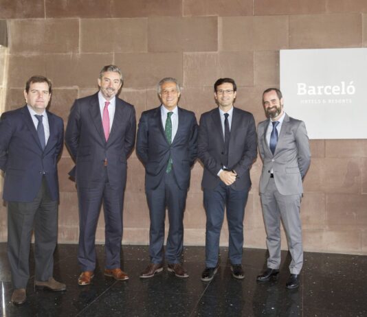 De izquierda a derecha: Guillermo Faraldo, director del Barceló Málaga; Gaspar Sáez, Director Regional de Andalucía; Raúl González, CEO de Barceló Hotel Group; Francisco Cuenca, alcalde de Granada y Fernando Turnes, director del Barceló Sancti Petri