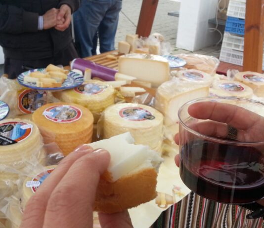 Sistema de degustación con tique: Durante el mercado, por sólo 5€ podrás disfrutar de 8 tapas de quesos de Andalucía.