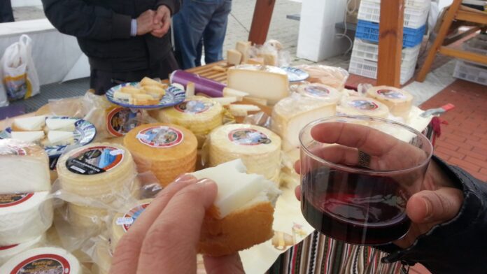 Sistema de degustación con tique: Durante el mercado, por sólo 5€ podrás disfrutar de 8 tapas de quesos de Andalucía.