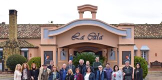 Una representación de medios especializados principalmente en gastronomía, visitó el pasado 10 de febrero las instalaciones de La Cala Resort de Mijas Costa para conocer ‘in situ’ la oferta complementaria del complejo hotelero que lo ha situado como uno de los referentes en alojamiento y ocio de toda la costa andaluza Un grupo de medios especializados (prensa, radio, televisión y bloggers) acudió a La Cala Resort en el marco de un ‘fam trip’ organizado por el departamento Comercial y de Marketing del complejo. El objetivo de la visita era descubrir de primera mano las grandes virtudes de espacio del Resort así como su extensa y variada oferta complementaria que abarca ocio, deporte y gastronomía.