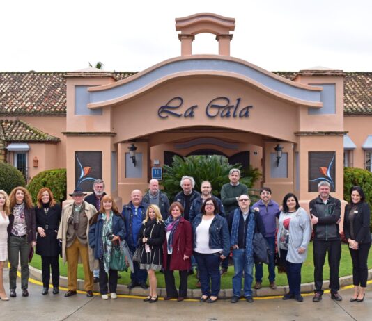Una representación de medios especializados principalmente en gastronomía, visitó el pasado 10 de febrero las instalaciones de La Cala Resort de Mijas Costa para conocer ‘in situ’ la oferta complementaria del complejo hotelero que lo ha situado como uno de los referentes en alojamiento y ocio de toda la costa andaluza Un grupo de medios especializados (prensa, radio, televisión y bloggers) acudió a La Cala Resort en el marco de un ‘fam trip’ organizado por el departamento Comercial y de Marketing del complejo. El objetivo de la visita era descubrir de primera mano las grandes virtudes de espacio del Resort así como su extensa y variada oferta complementaria que abarca ocio, deporte y gastronomía.