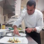 Andrés Ruiz Morillo es un cocinero autodidacta que lleva trabajando 22 años en el sector de la hostelería. Amplió su conocimiento práctico en diversos hoteles de la Costa del Sol y de su Ronda natal y entre las cocinas por las que disfrutó ejerciendo su pasión se encuentran las de Kempinski, Guadalpin, Villa Padierna, Cipriano y Pedro Romero. Hace seis años que surgió una gran oportunidad para él, la de liderar un proyecto enfocado para crear un tipo de cocina saludable en las Thermas del Balneario de Carratraca y su hotel de cinco estrellas. Andrés nos confiesa que no tenía mucha experiencia en este proyecto, pero se decidió a lanzarse a la aventura, aprender y crecer con este reto. Desde entonces, no ha dejado de formarse constantemente realizando másters en dietética y nutrición, cursos de cocina macrobiótica, vegetariana y crudivegana. “Se puede crear un concepto novedoso e interesante de alta cocina saludable, en la que se conjuga una alimentación sana y equilibrada con el disfrute que siempre supone una buena comida”, afirma el chef. Desde que decidió crear cocina saludable, es de la convicción de que una dieta equilibrada, orientada a mantener la salud e incluso perder peso, no está reñida con los placeres culinarios y no tiene por qué convertirse en una comida aburrida e insípida. De hecho, es una línea en la que siguen trabajando de forma constante. “Actualmente investigamos y probamos las propiedades de los alimentos para que nos hagan bien a nuestro organismo y sacarles su máximo partido”, comenta.