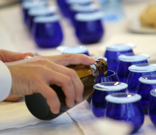 El certamen contará con un jurado profesional e independiente integrado por personalidades de reconocido prestigio en el sector del aceite de oliva, la restauración y la crítica gastronómica, que seleccionarán en una cata pública el mejor aove de la campaña 2016-2017 obtenido de aceitunas recolectadas en la provincia. Las almazaras galardonadas entrarán en el circuito de promoción y comercialización nacional e internacional de la marca ‘Sabor a Málaga’ y de la empresa de promoción Turismo Costa del Sol, y exhibirán en el etiquetado de los aceites premiados la referencia al galardón. La convocatoria se ha publicado en el BOP de 27 de abril de 2017 (suplemento 1). Promoción del aove