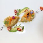 Ensalada de quinoa, aguacate, semillas, arena de remolacha y muselina de cítricos.