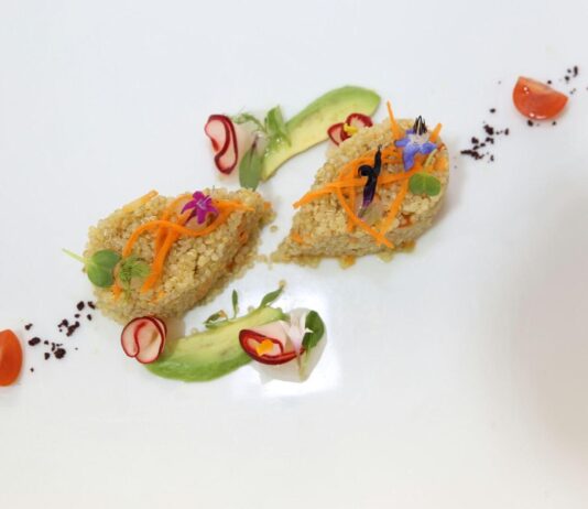 Ensalada de quinoa, aguacate, semillas, arena de remolacha y muselina de cítricos.