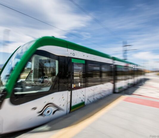 Metro de Málaga, sociedad concesionaria de la Junta de Anda-lucía, ha aumentado durante el primer trimestre del año un 7,7% su volumen de viajeros con respecto al mismo periodo del año pasado. En total, entre los meses de enero a marzo se ha transportado a más de 1,4 millones de usuarios, en concreto, a 1.434.256 pasajeros, una cifra que equivale, en términos absolutos, a 103.139 nuevos pasajeros.