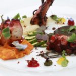Pulpo a la parrilla con zanahoria moruna, apiorabe y ajo negro.