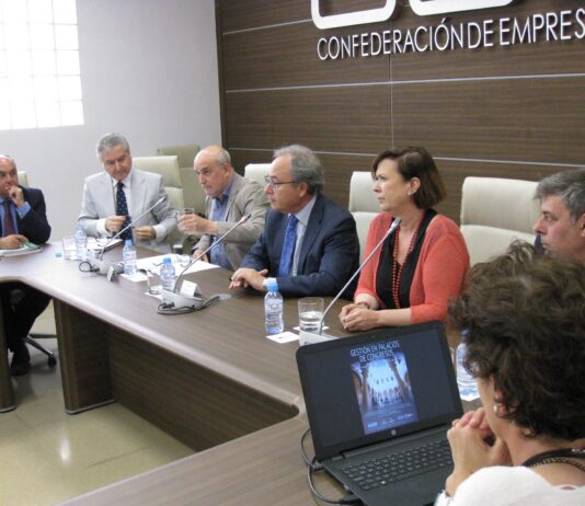 El Palacio de Ferias y Congresos de Málaga (Fycma), ha participado a través de su directora general, Yolanda de Aguilar, en la jornada formativa sobre gestión de palacios de congresos que ha tenido lugar en la sede de la Confederación de Empresarios de Córdoba (CECO) y en la que también han intervenido el director del Palacio de Congresos de Granada, Raúl Lozano, y el director del Palacio de Congresos de Cádiz, Carlos García. Han estado presentes, además, numerosos empresarios del sector turístico, así como representantes de instituciones cordobesas y profesionales del ramo.