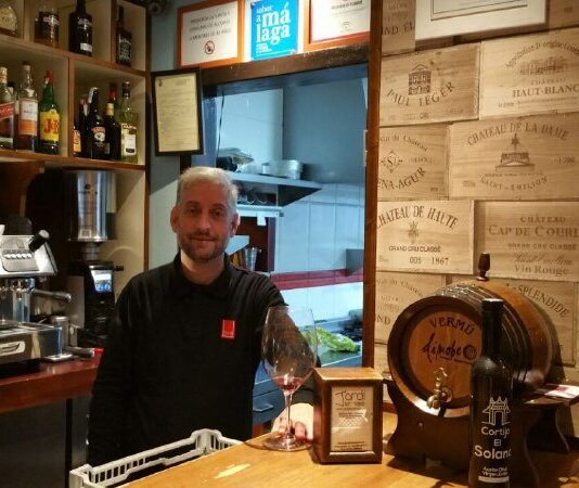 Hace casi 30 años que Jordi llegó a Málaga. Casi los mismos que vivió en Barcelona. Comenzó trabajando como camarero en un restaurante de Almayate, pasando después a ser encargado en varios restaurantes de la Axarquía para abrir después junto a su mujer, Amelia, su propio mesón. Rápidamente, se identificó con los productos malagueños, que desde entonces no ha dejado de incluir en su carta. Él en barra y sale y ella en cocina. Ambos han hecho de Mesón Jordi uno de los referentes de la restauración en Torre del Mar.