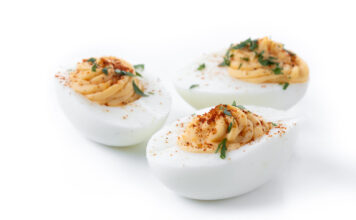 Huevos rellenos cremosos: el bocado clásico que se vuelve sofisticado