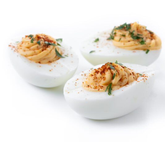 Huevos rellenos cremosos: el bocado clásico que se vuelve sofisticado