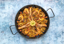 Fideuá: el plato mediterráneo que se cocina a base de mar y paciencia